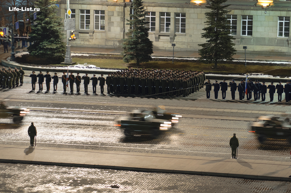 танки на центральной площади 1905 Екатеринбург фото Виталий Караван