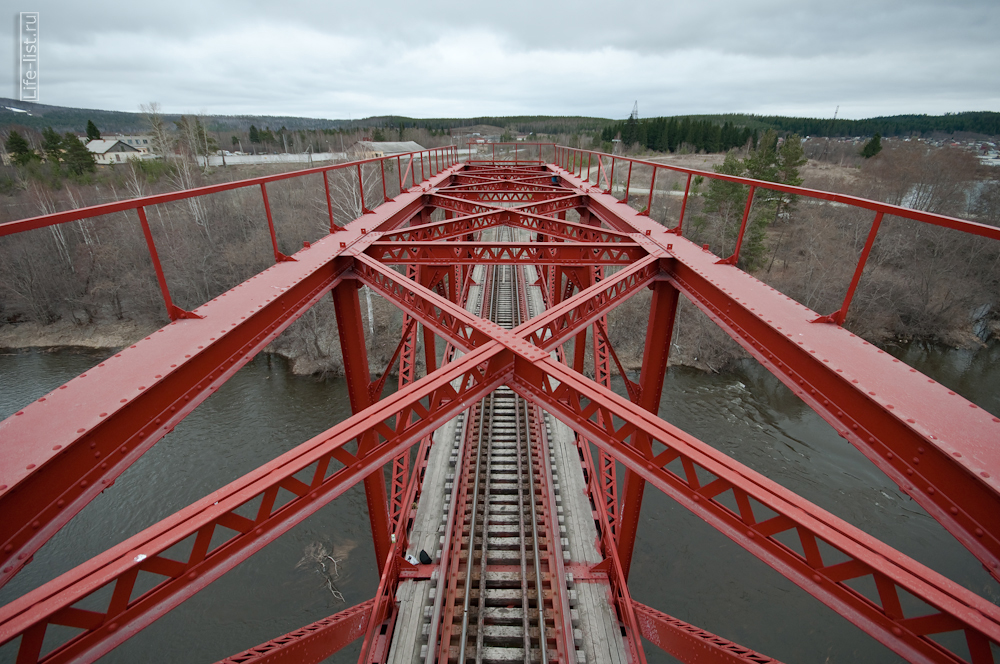 красный жд мост около Екатеринбурга