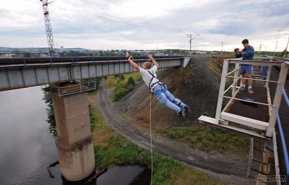 прыжок с моста полет в воздухе роупджампинг