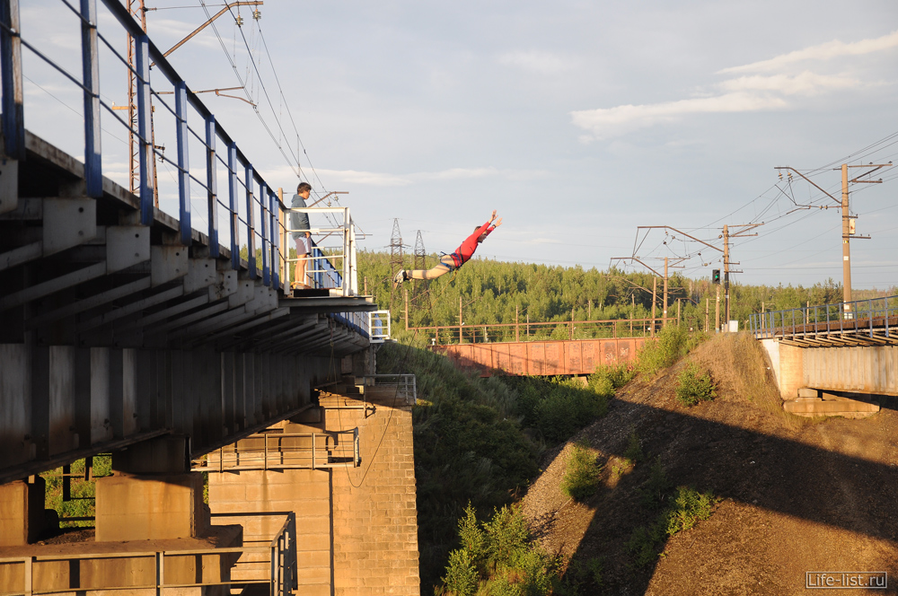 Караван прыгает с моста на веревке роупджампинг