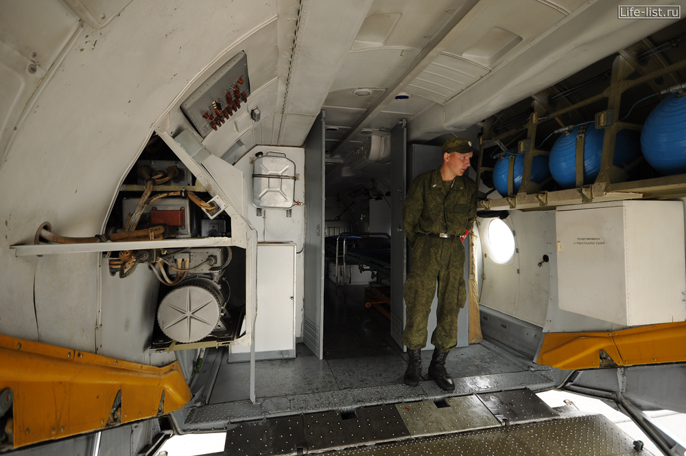 внутри ан-26м военно-транспортный самолет