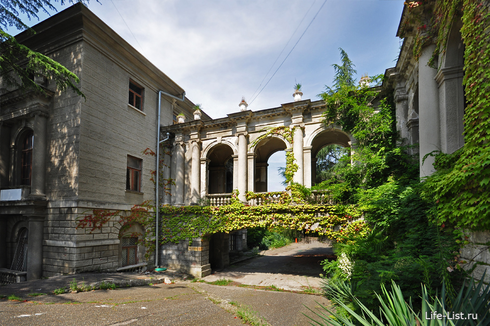 зеленые балкончики санаторий Орджоникидзе в Сочи