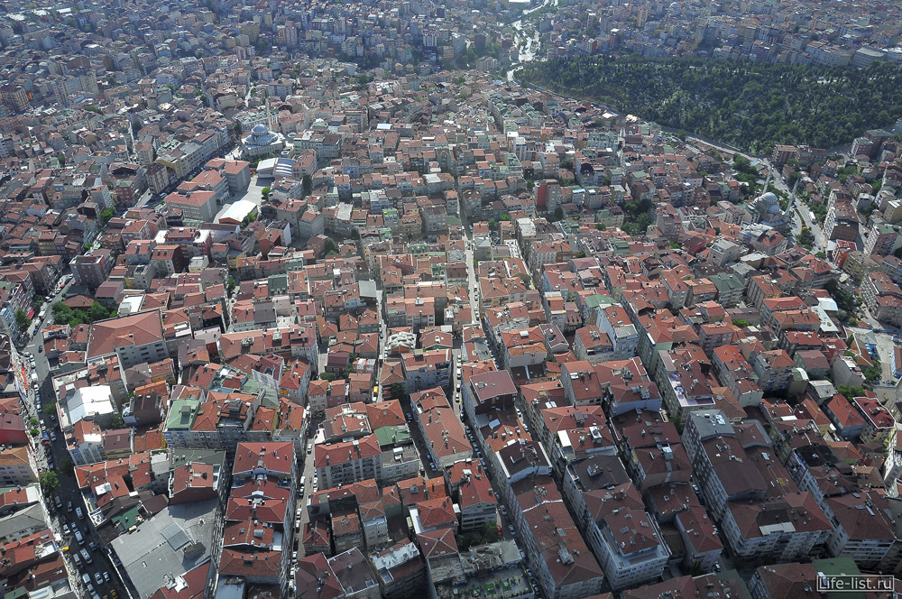Вид со смотровой площадке в Стамбуле небоскреб