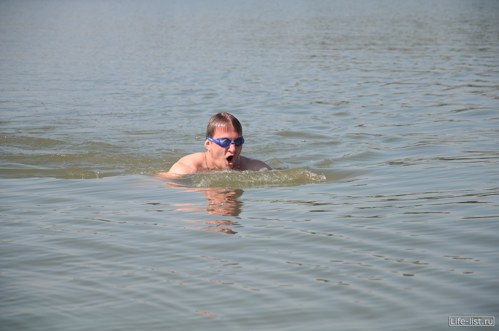 Виталий Караван плывет на озере Шарташ