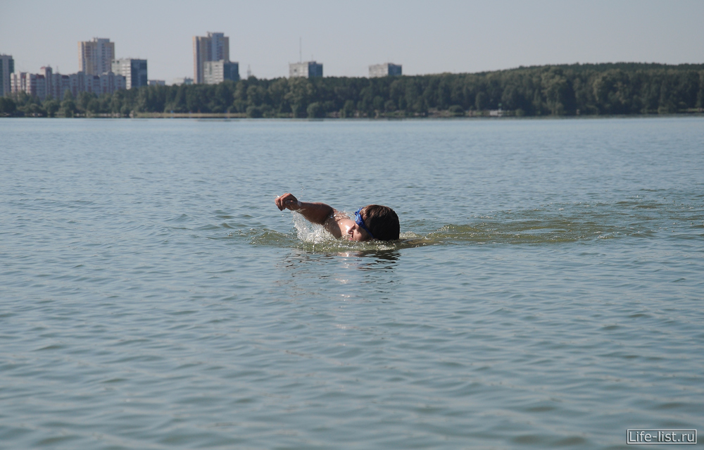 Виталий Караван переплывает озеро Шарташ