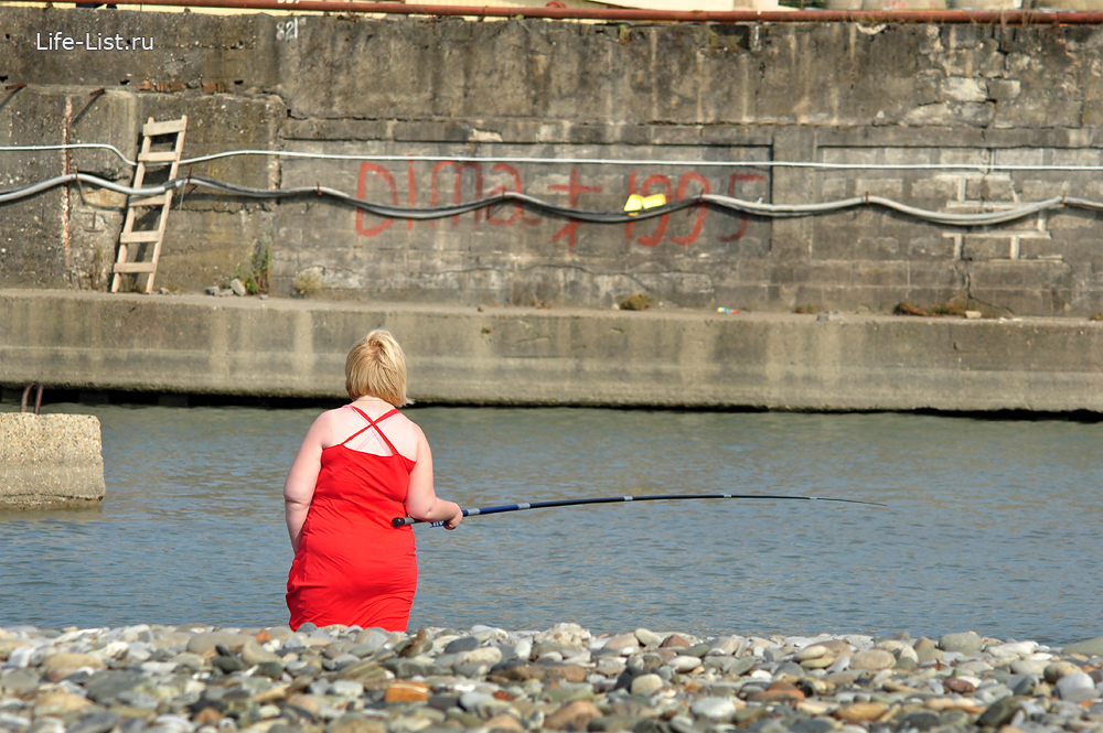 женщина рыбак на берегу реки сочи фото Виталий Караван