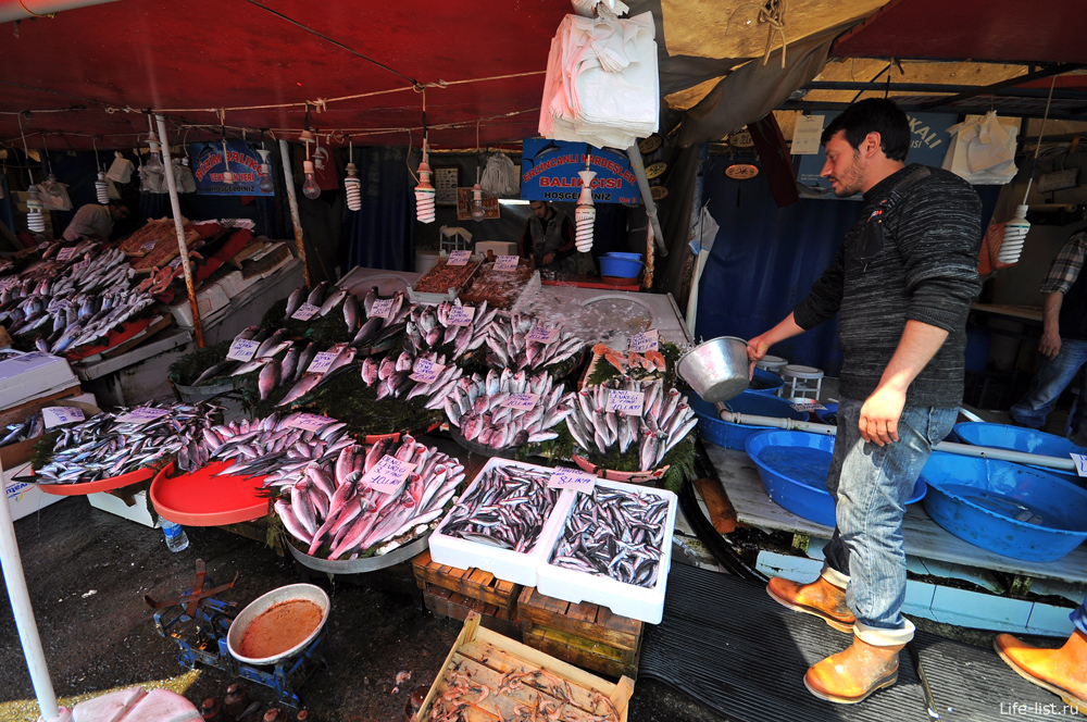 Продавец рыбы в Стамбуле