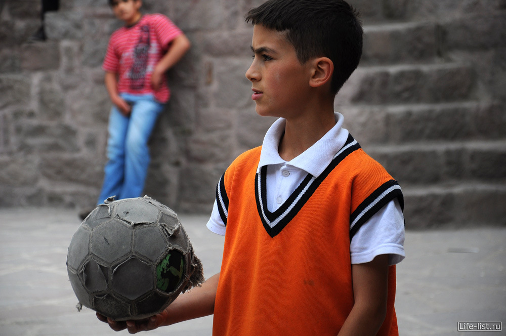 мальчик играет в футбол турция