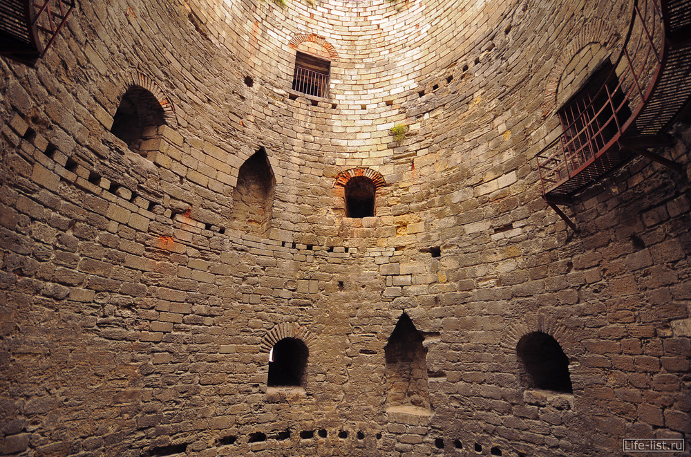 стены крепости из белых камней в стамбуле турция