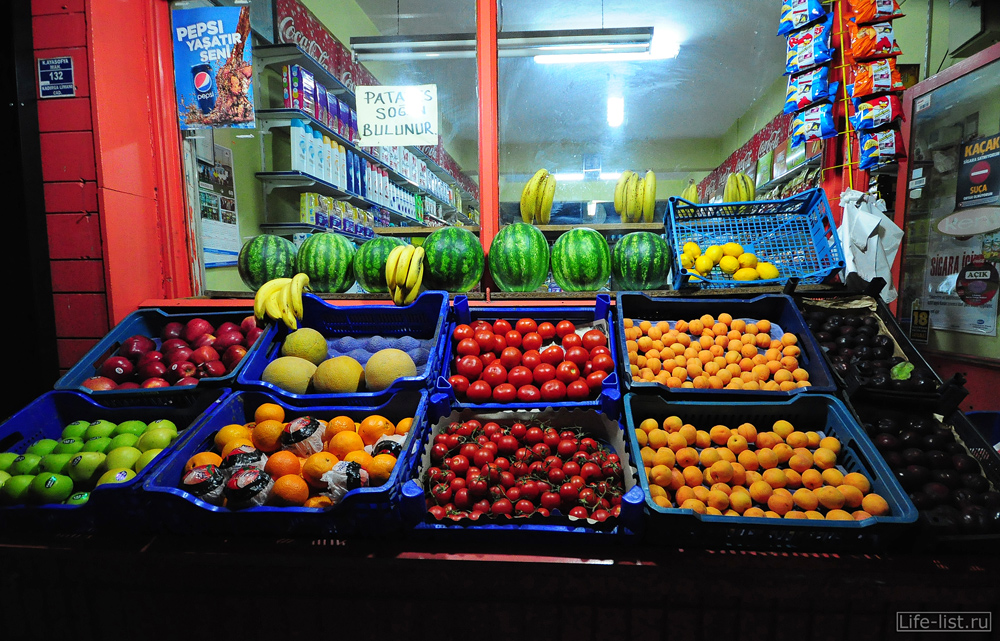 Продажа фруктов ночью Турция стамбул