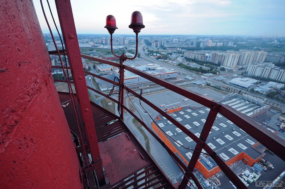 на промышленной дымовой трубы ТЭЦ в Екатеринбурге