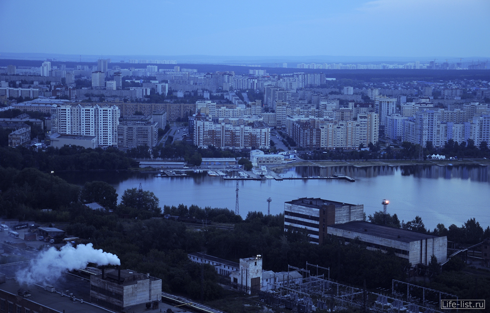 вид на визовский пруд причалы яхт в Екатеринбурге