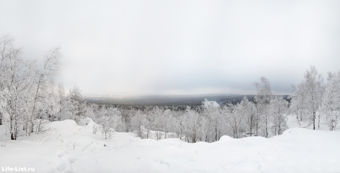 вид с вершины скалы Висячий камень на Новоуральск
