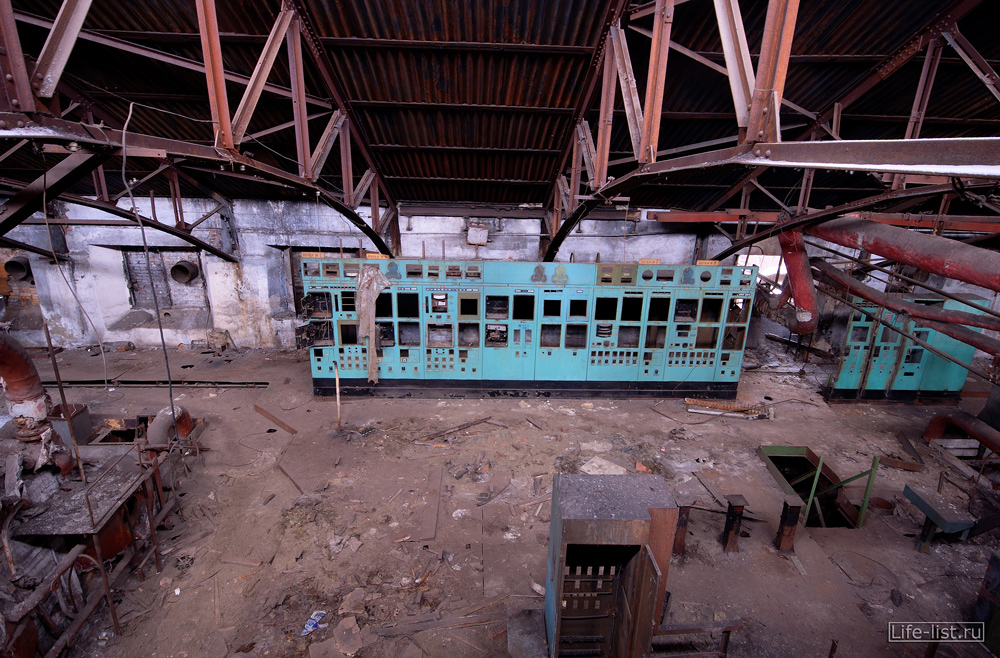 Пульт управления в заброшенном заводе в Тагиле