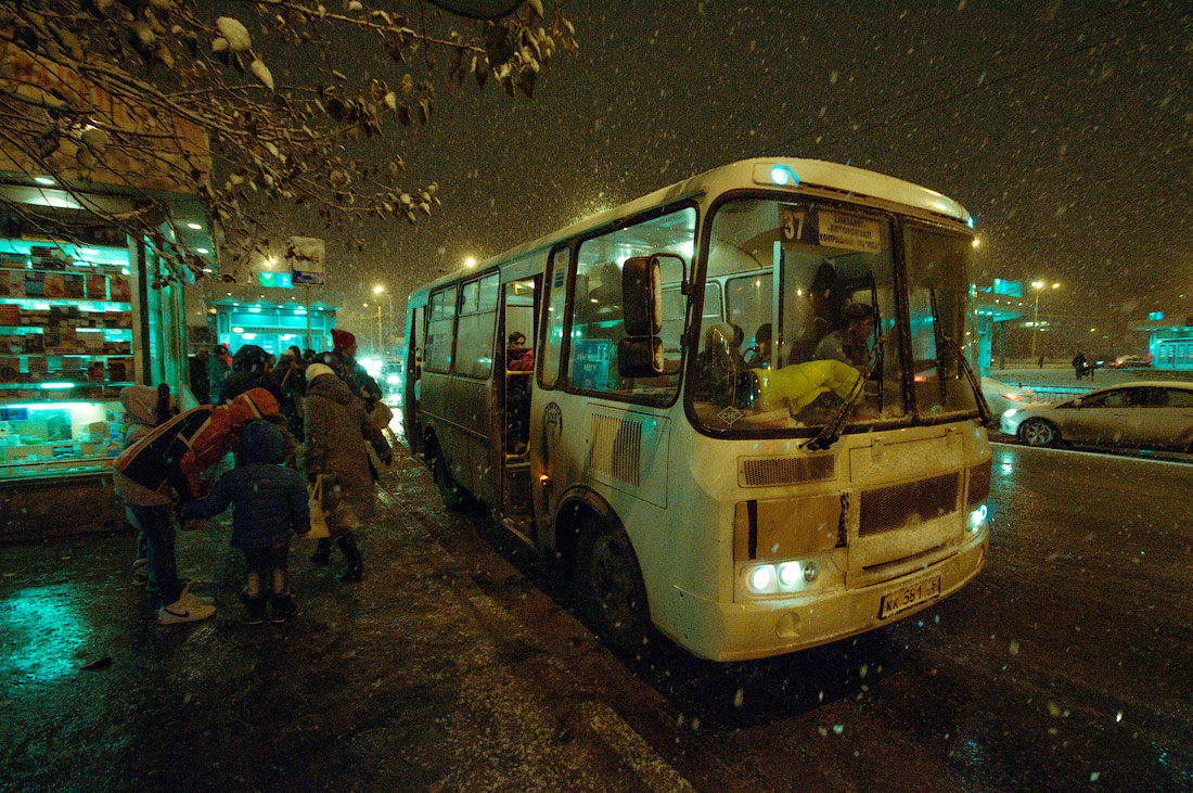 Фото Виталий Караван серия Зима в городе автобус Екатеринбург улица Белинского